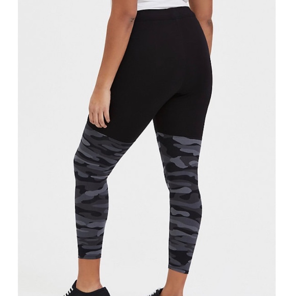 Torrid Crop Premium-Legging Grey Camo, Size 1X - Picture 2 of 7